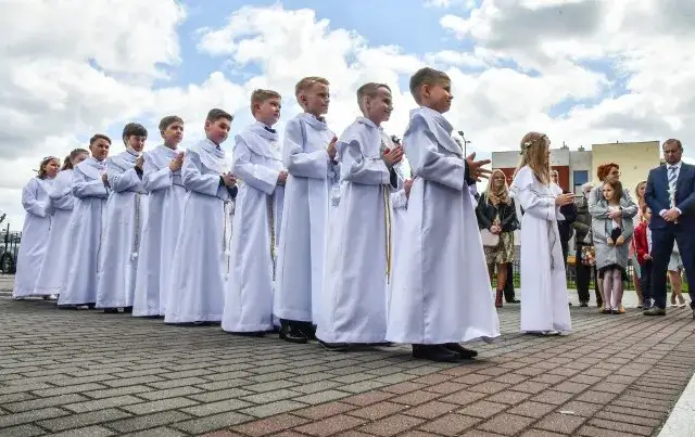 Ile dać na Komunię od chrzestnego w 2025? Kwoty i porady