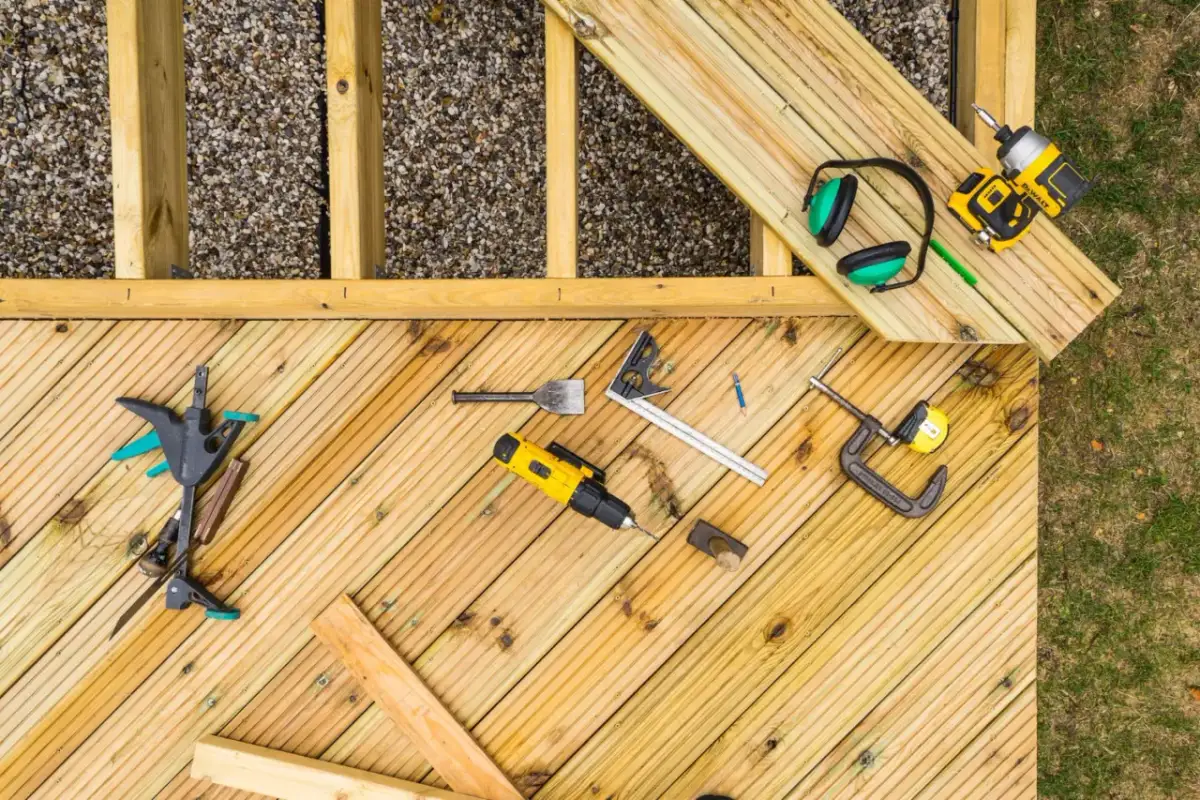 Drewniany taras: Poradnik, jak zaprojektować i wykonać taras