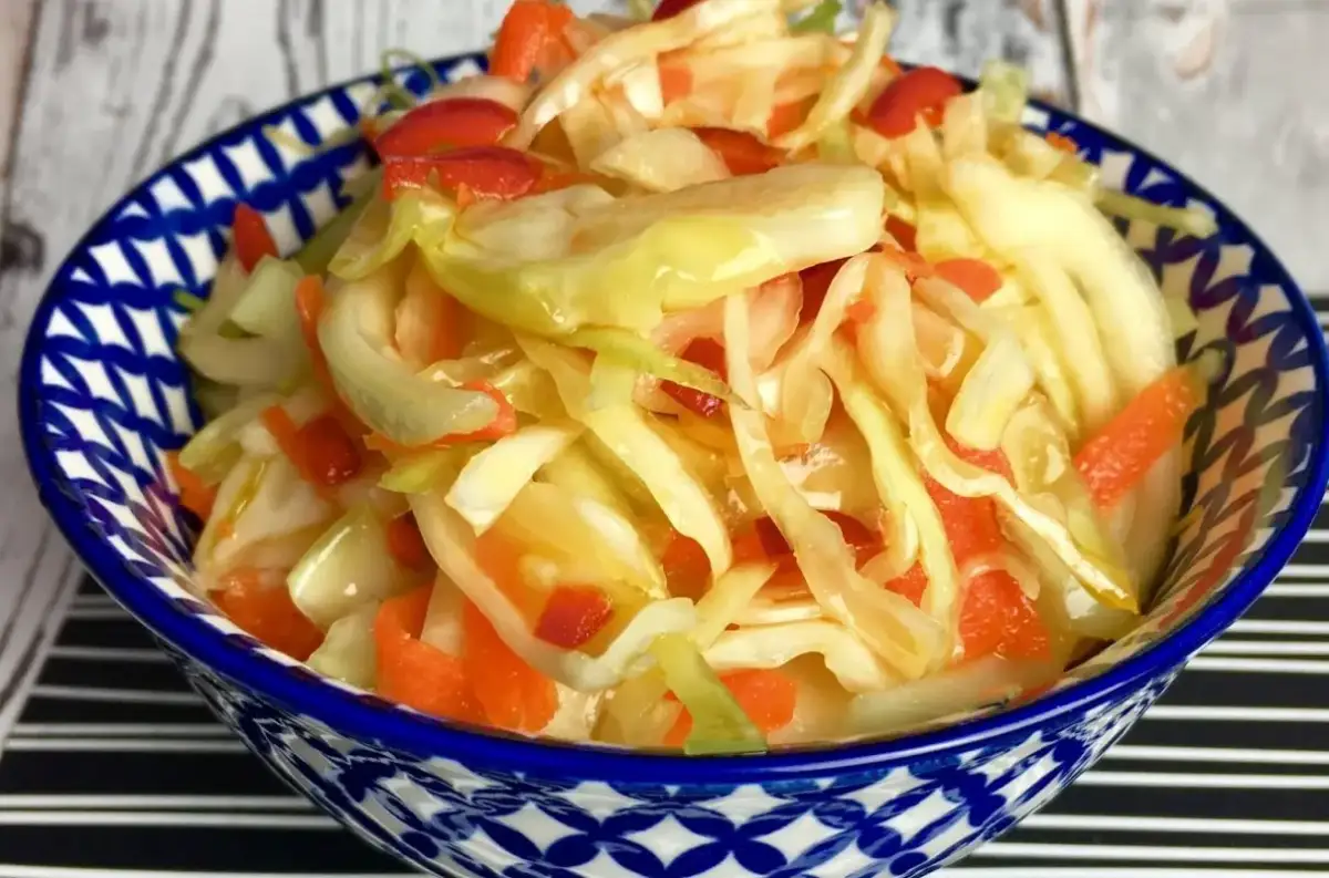 Surówka z białej kapusty jak w barze – prosty przepis na smakowitość