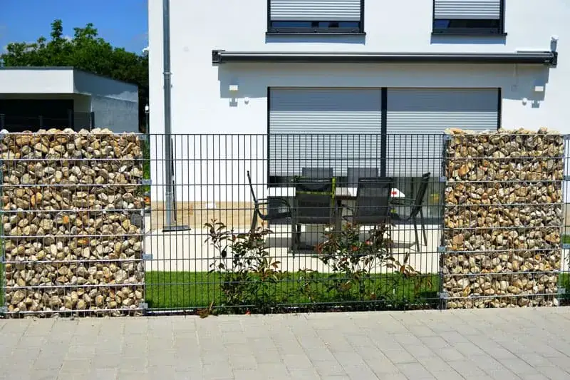 Jak ogrodzić działkę: skuteczne metody i najczęstsze błędy do uniknięcia