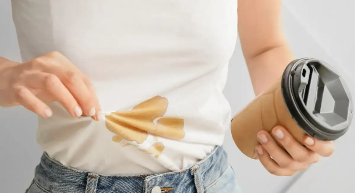 Jak usunąć zafarbowanie z białej bluzki - skuteczne metody i porady