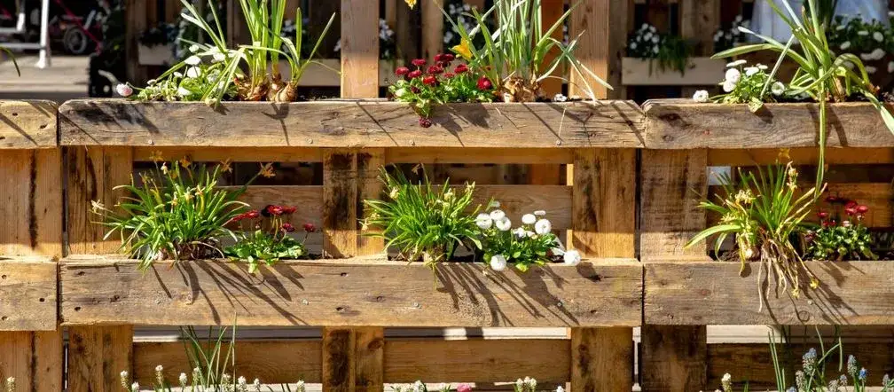 Jak zrobić kwietnik z palet - proste kroki i praktyczne porady