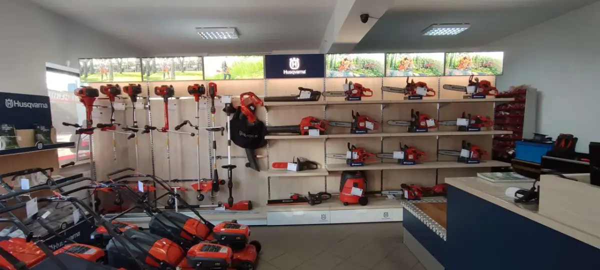 W sklepie Husqvarna motocykle dealerzy prezentują piły, kosy i dmuchawy.