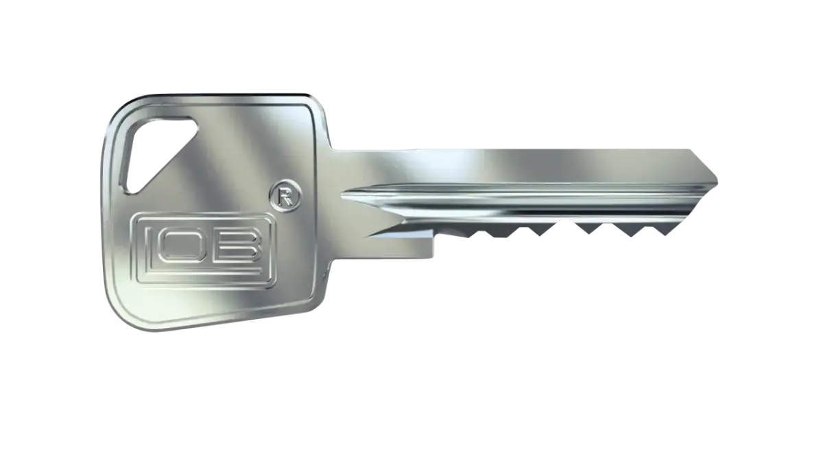 Metalowy klucz z wytłoczonym logo "IOB" i symbolem "R". To klucz do systemu jednego klucza, który otwiera wiele zamków.