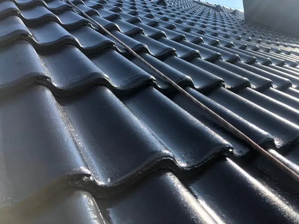 Jak pomalować dachówkę cementową, aby poprawić jej trwałość i wygląd