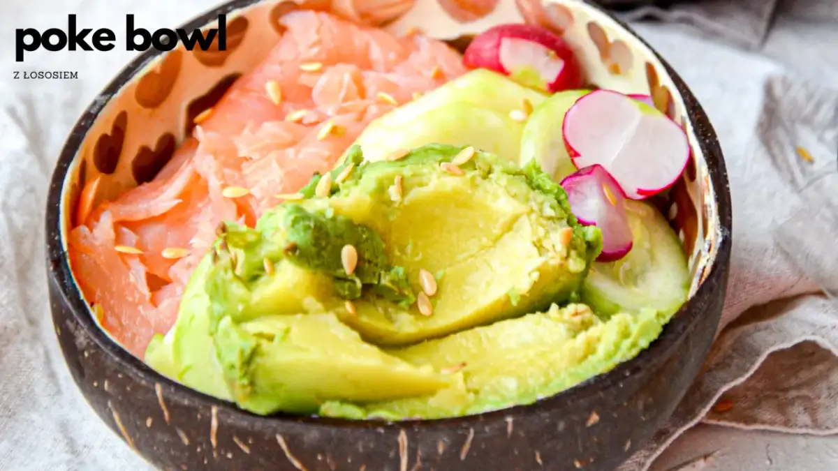 Pyszne poke bowls z łososiem, awokado, rzodkiewką i ogórkiem, posypane sezamem.