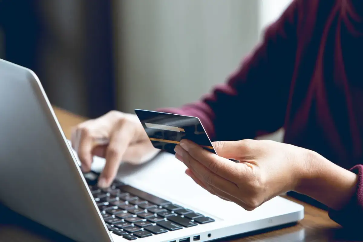 Zwrot pieniędzy na kartę płatniczą ile trwa Pekao - sprawdź, co wpływa na czas oczekiwania