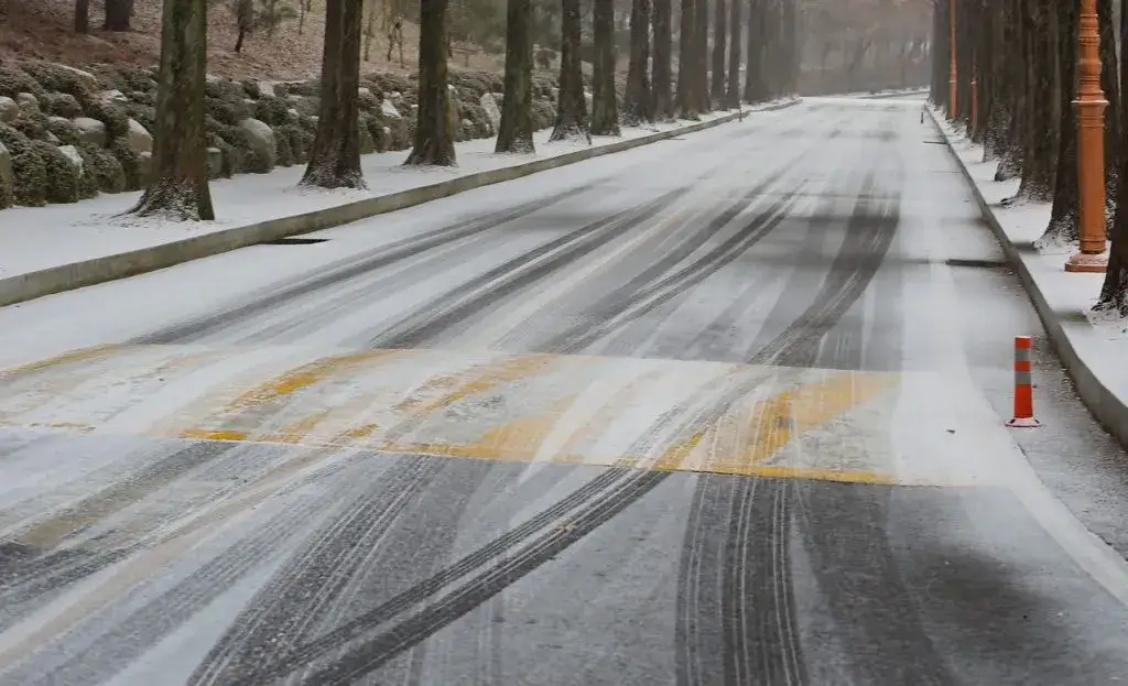 Progi zwalniające w jakiej odległości od budynku? Sprawdź przepisy!