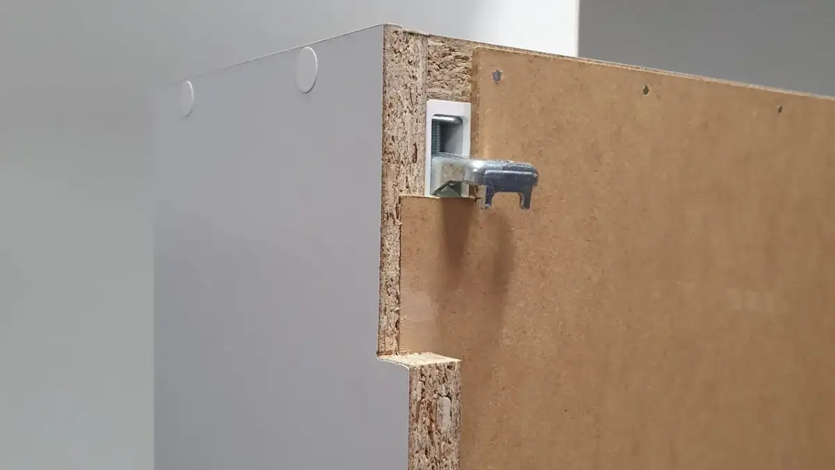 Montaż szafek kuchennych na listwie: Pewnie i bez błędów