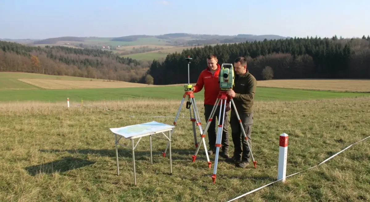 Ile kosztuje wytyczenie działki? Sprawdź ceny i czynniki wpływające