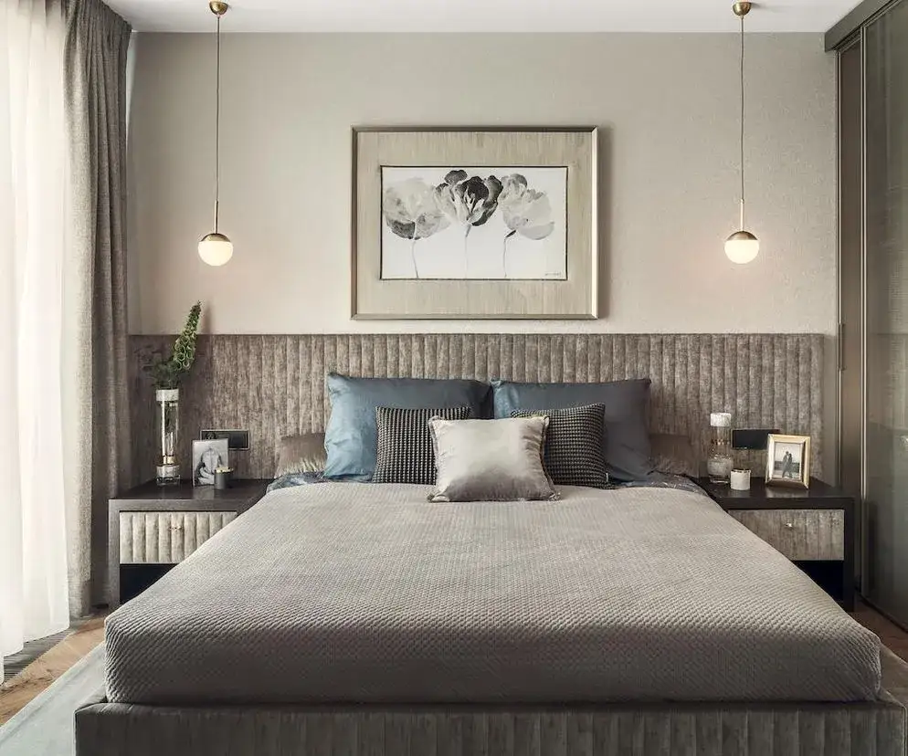 Jak zaaranżować ścianę nad łóżkiem? Pomysły, trendy, DIY