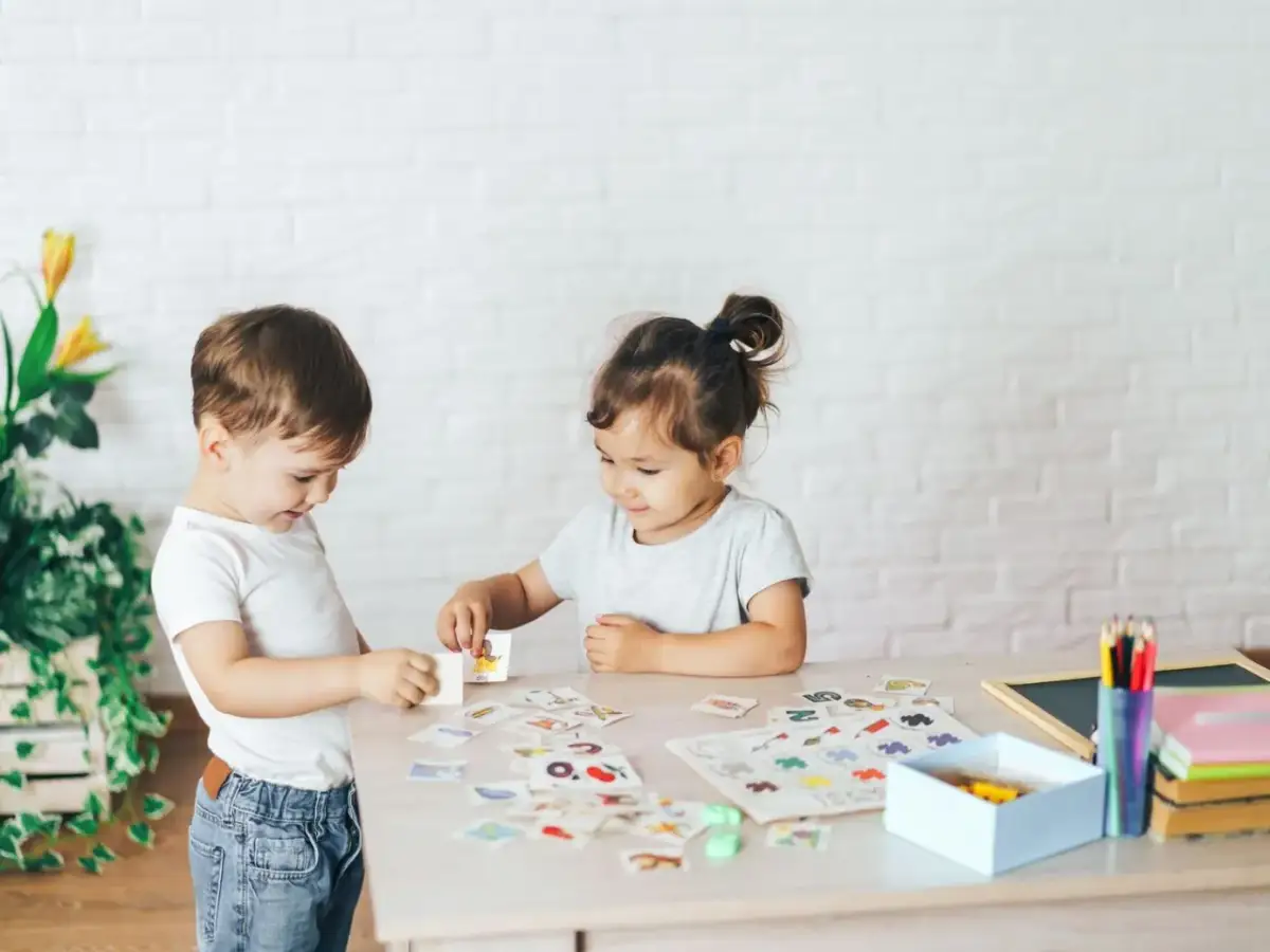 Stolik edukacyjny czy warto kupić? Oto prawdziwe korzyści dla dziecka