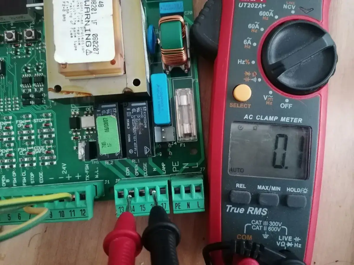 Jak wybrać odpowiedni bezpiecznik do bramy przesuwnej dla bezpieczeństwa?