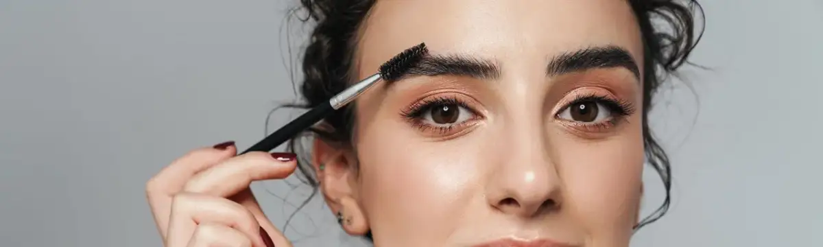 Jak używać korektora do brwi, aby uzyskać naturalny efekt