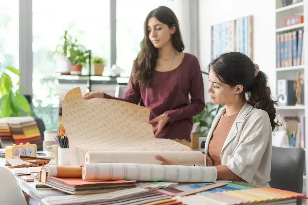 Tapeta flizelinowa czy winylowa – która lepiej sprawdzi się w Twoim wnętrzu?