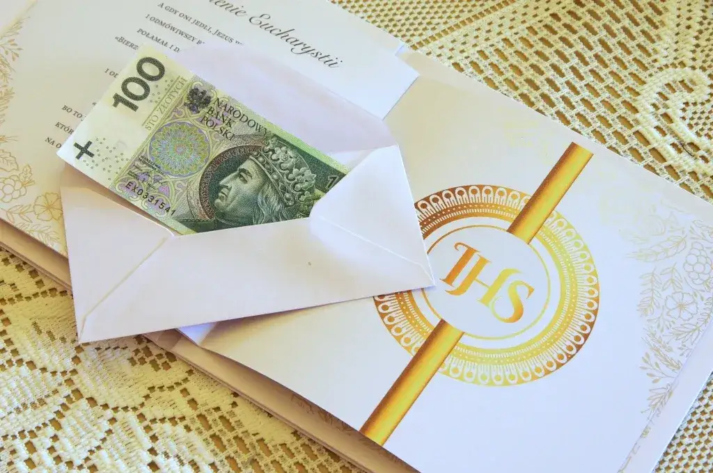 Rocznica Komunii: Ile dać w kopercie i jaki prezent?