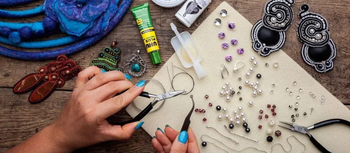 Biżuteria z żywicy: Jak zacząć? Kompletny poradnik krok po kroku