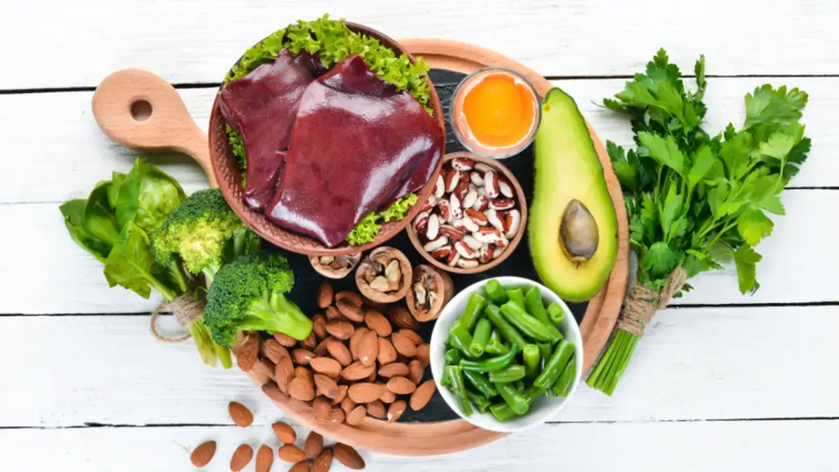 Wątróbka, szpinak, brokuły, fasola, migdały, awokado, jajko i natka pietruszki – to produkty, które warto włączyć do diety, gdy zastanawiasz się, co jeść przy anemii.