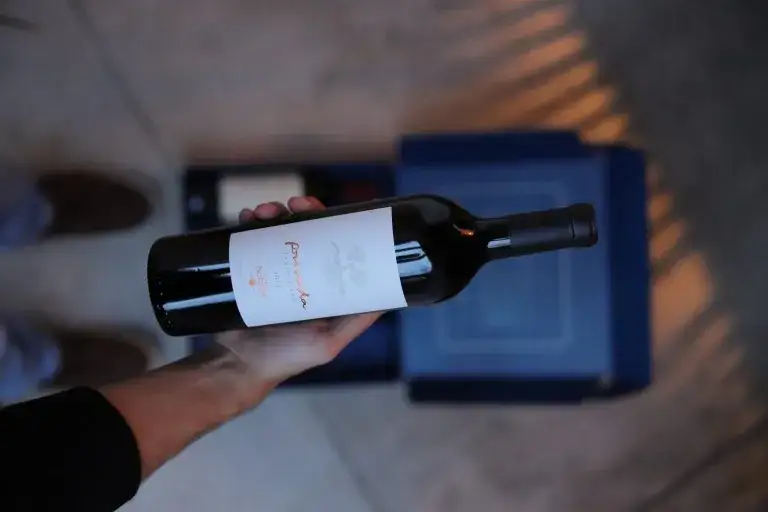 Wino na prezent: Jak wybrać idealną butelkę na każdą okazję?