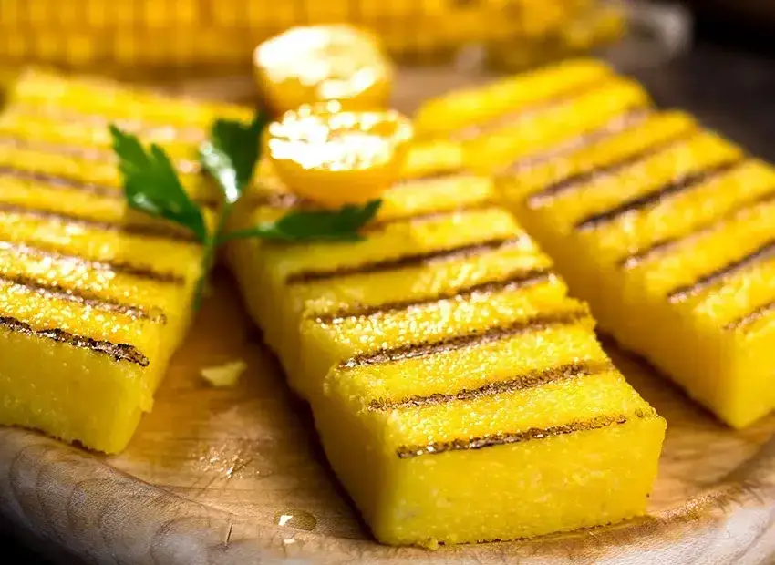 Maîtrisez la polenta grillée à la poêle: croûte dorée garantie !