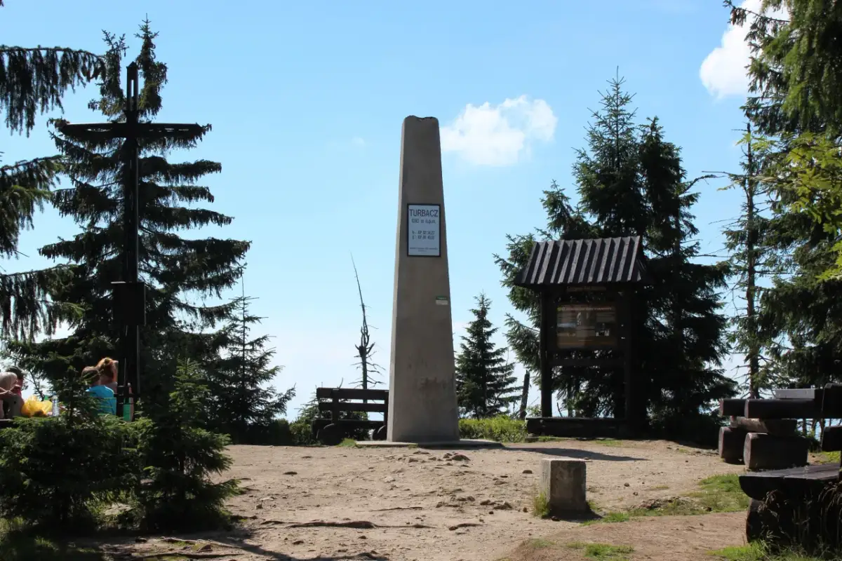 Na szczycie Turbacz, 1310 m n.p.m., wśród drzew, stoi obelisk z tablicą. To piękne góry!