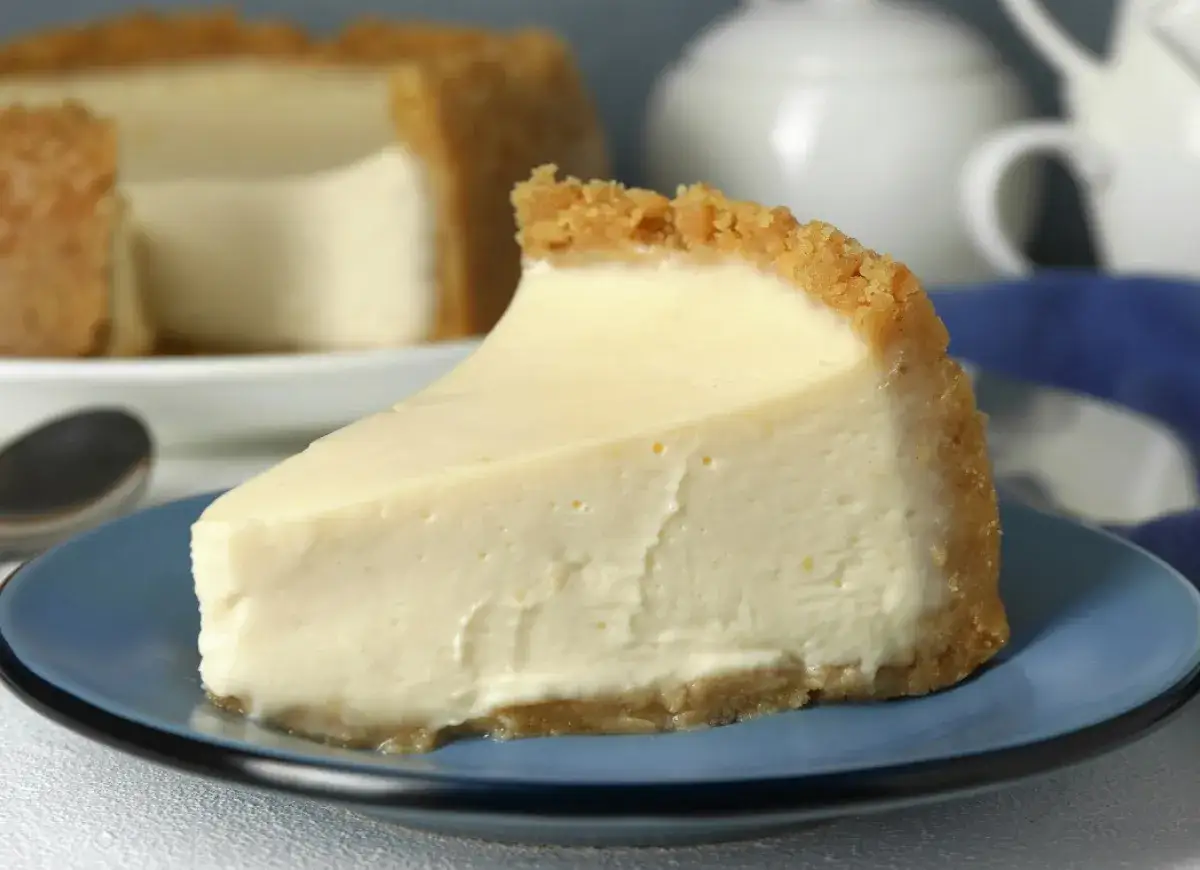 Sernik: Nie wyjmuj od razu! Jak studzić, by był kremowy i gładki.