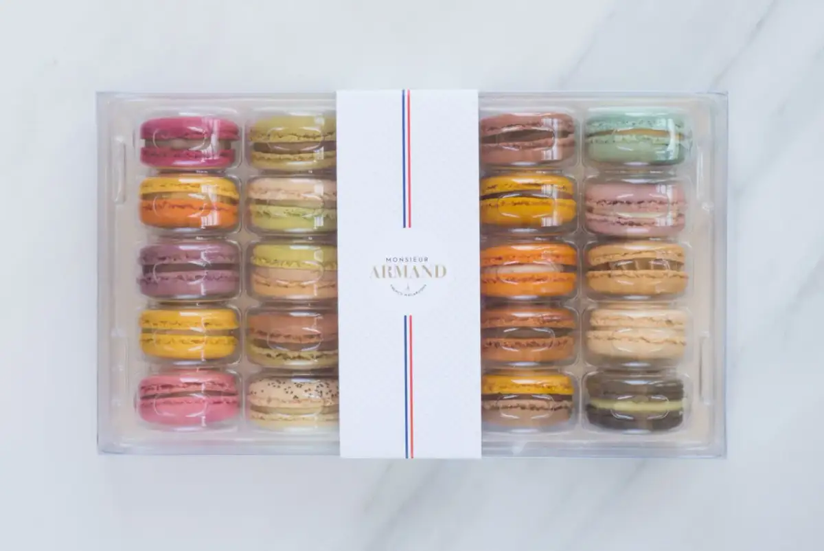 Pudełko z kolorowymi makaronikami Monsieur Armand.