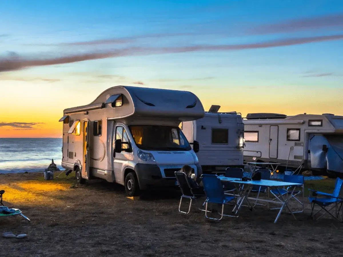 Czy można siedzieć w kamperze podczas jazdy? Poznaj przepisy i zasady