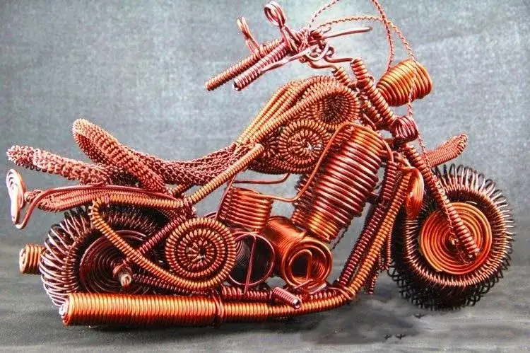 Rzeźby z drutu miedzianego: Jak tworzyć piękne ozdoby samodzielnie