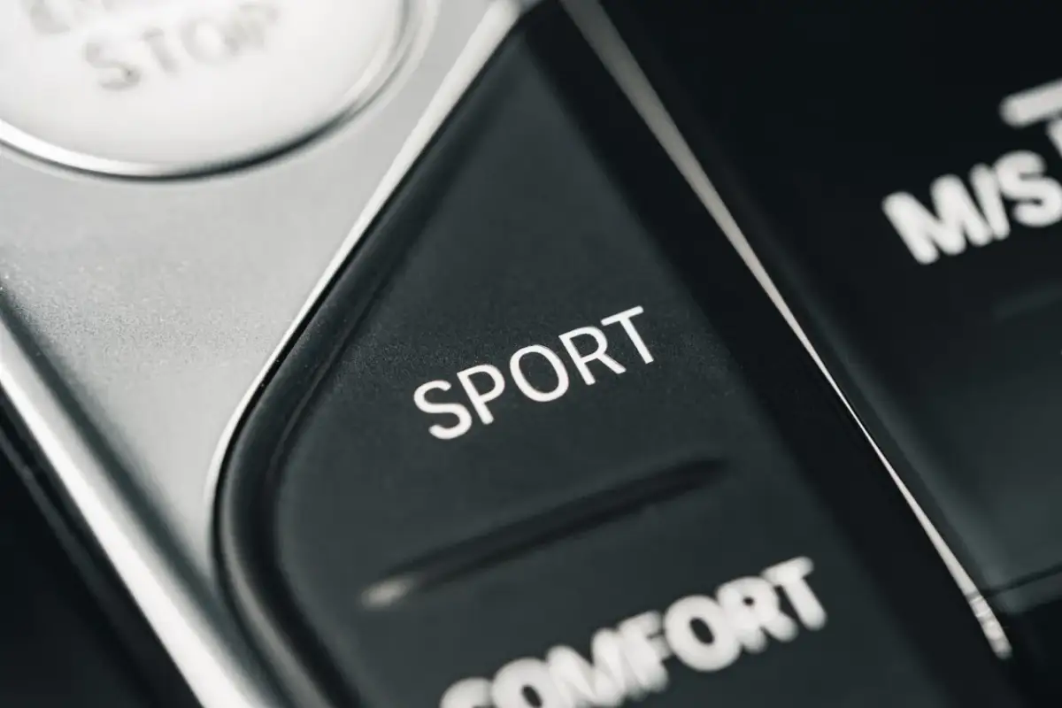 Przycisk "SPORT" na desce rozdzielczej. Czy można włączyć tryb sport podczas jazdy?