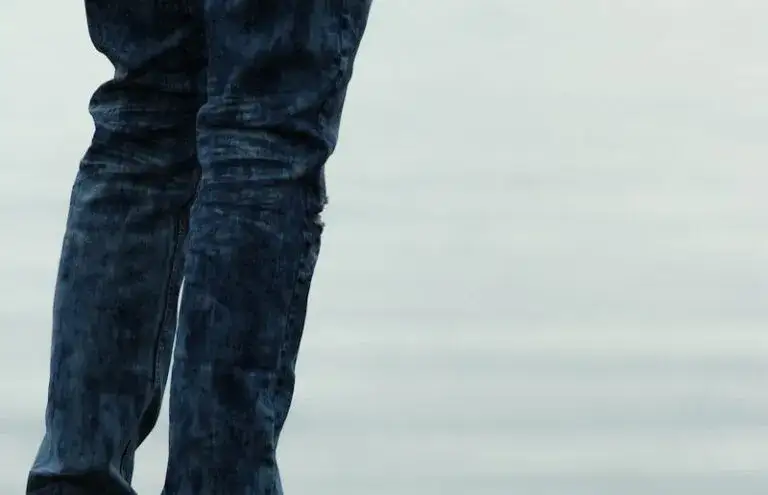 Spodnie Slim Fit: Przewodnik po kroju, dopasowaniu i stylizacji