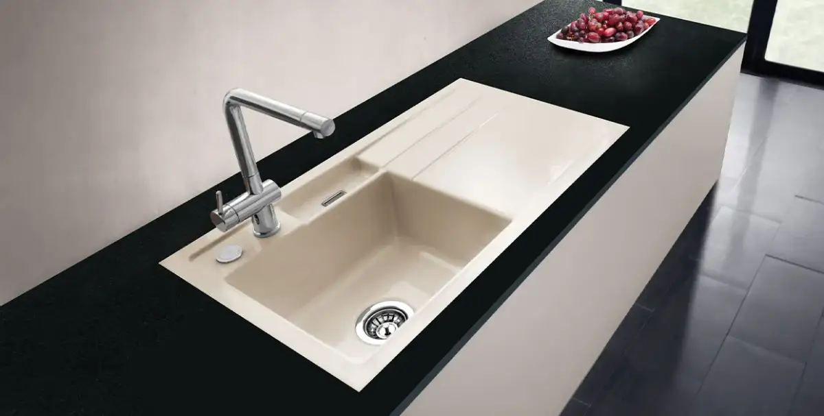 Jaki zlew do czarnego blatu? Modne i praktyczne inspiracje