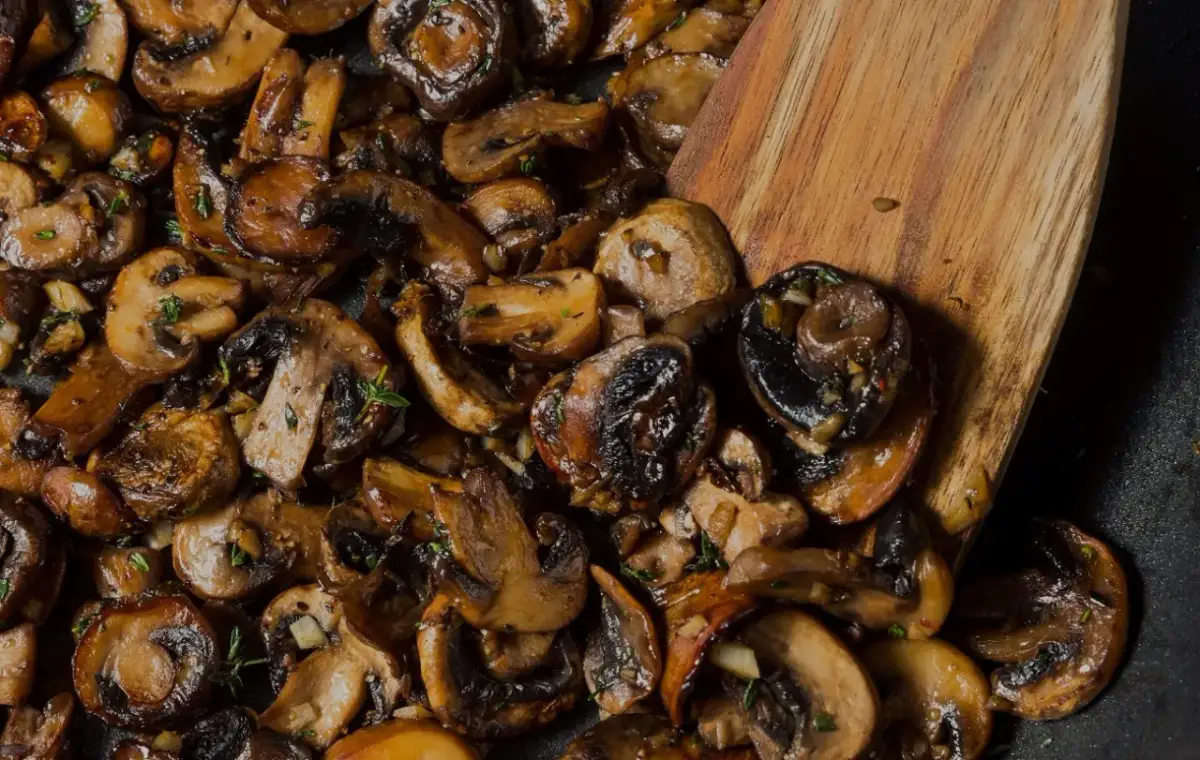 Pieczarki do sałatki: Jak ugotować jędrne grzyby w 3-10 minut?