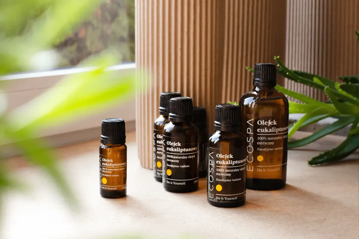 Kilka buteleczek olejku eukaliptusowego, idealnych do inhalacji. Zastanawiasz się, ile kropli olejku eukaliptusowego do nebulizatora?