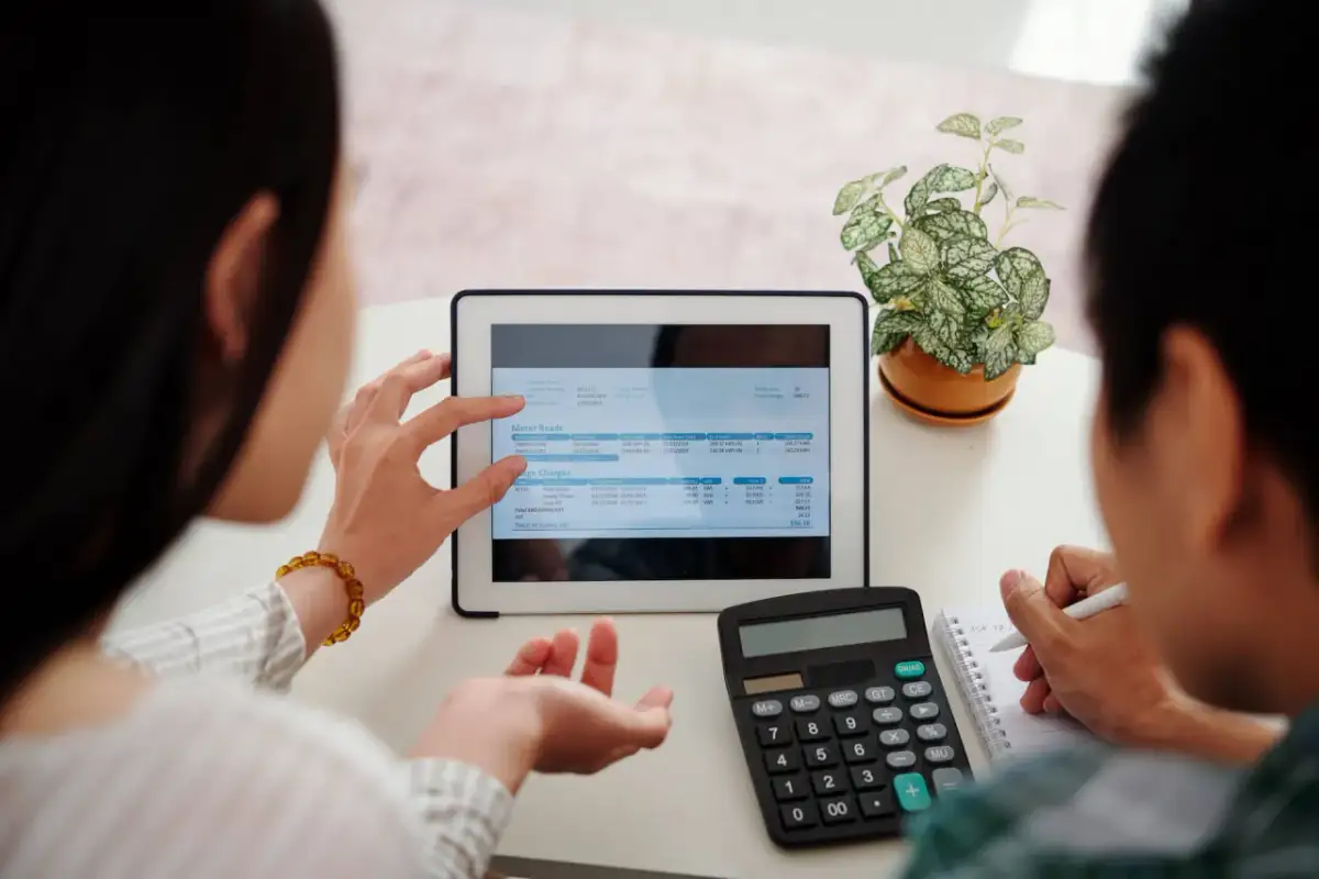 Zużycie prądu przez komputer: Oblicz i obniż rachunki!