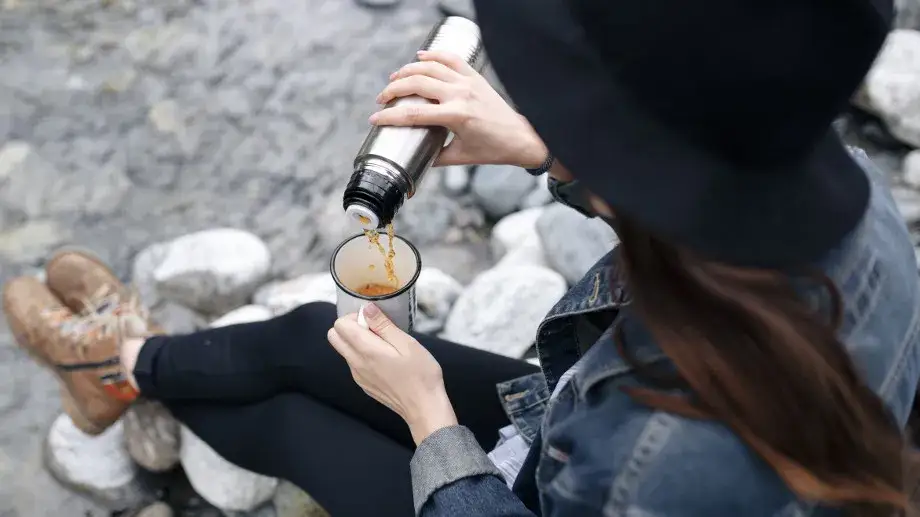 Najlepsze termosy obiadowe, które długo trzymają ciepło – porównanie i opinie