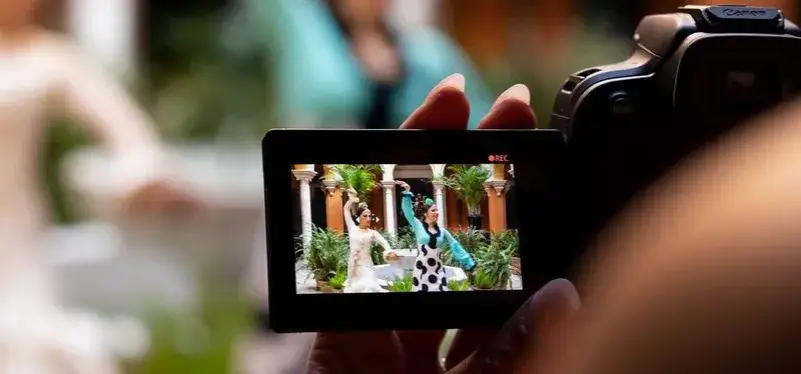 Czym się różni lustrzanka od aparatu? Odkryj kluczowe różnice