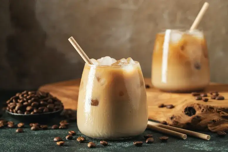 Jak zrobić kawę mrożoną z mlekiem - proste przepisy i smaki, które zaskoczą