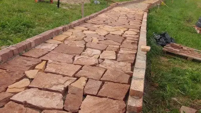 Jak układać chodnik z kamienia łupanego - uniknij najczęstszych błędów