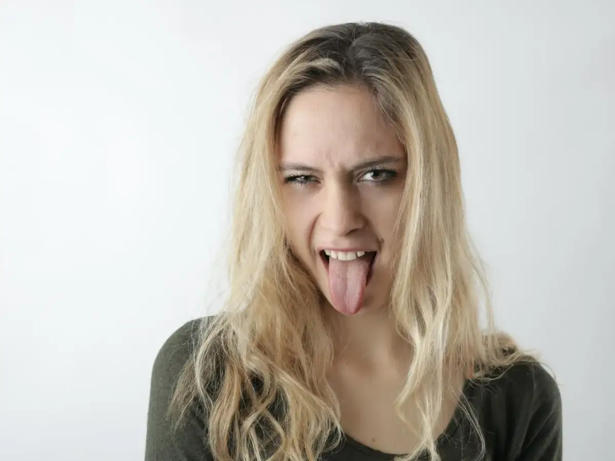 Metaliczny posmak w ustach rano: co oznacza i kiedy się martwić?