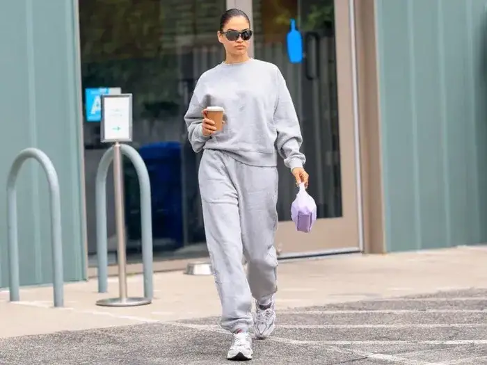 Jaką bluzkę do spodni dresowych wybrać, by wyglądać stylowo?