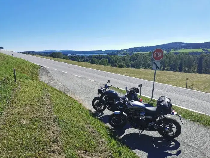Trasy motocyklowe w Czechach: odkryj malownicze szlaki i atrakcje