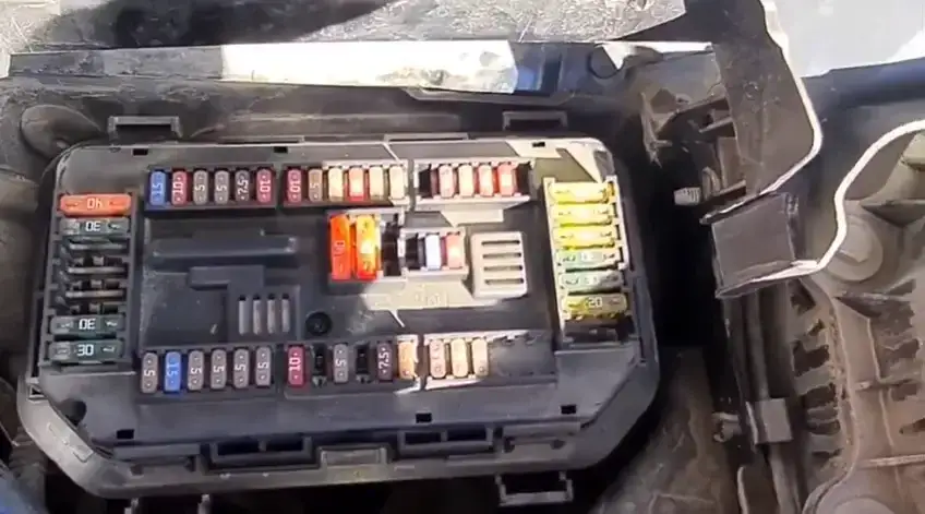 Gdzie są bezpieczniki w Golfie 5? Odkryj ich lokalizację i więcej