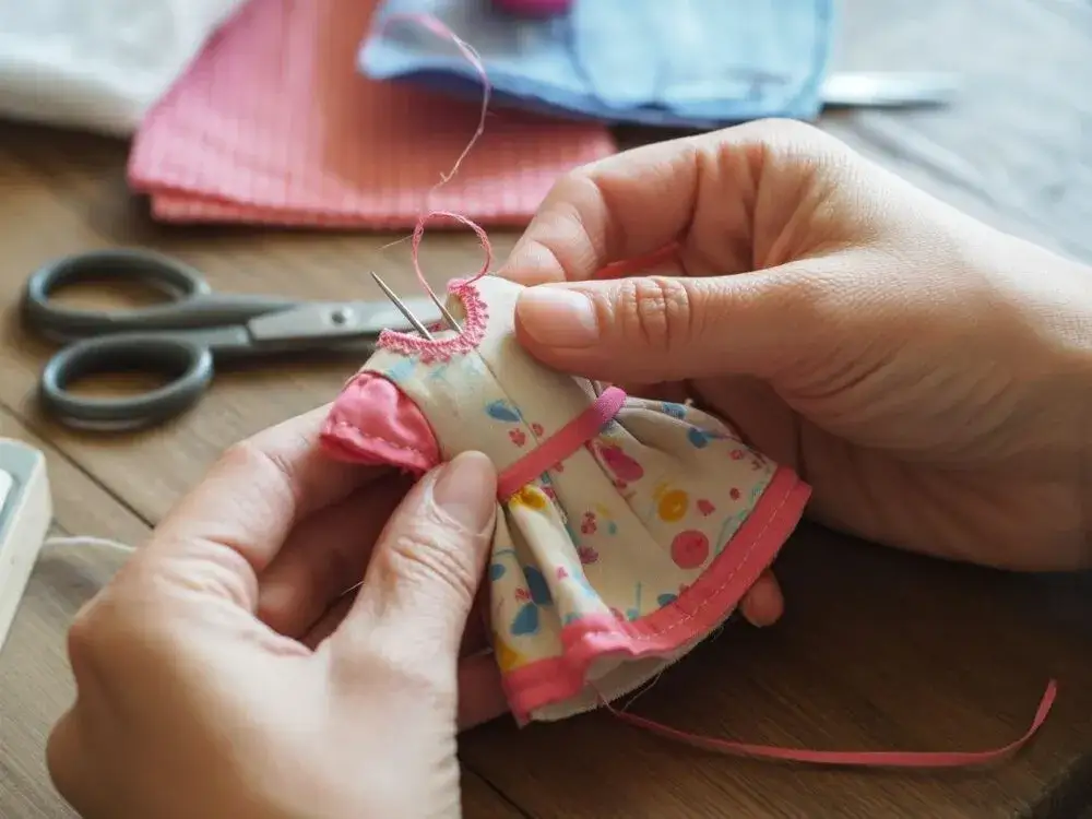 Jak uszyć sukienkę dla Barbie - proste sposoby na wyjątkowy projekt