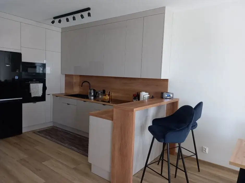 Jak obudować komin wentylacyjny w kuchni? Bezpiecznie i stylowo