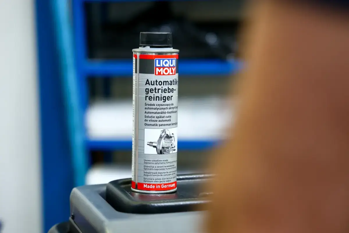 Puszka preparatu Liqui Moly do czyszczenia automatycznych skrzyń biegów, idealna do statycznej wymiany oleju.