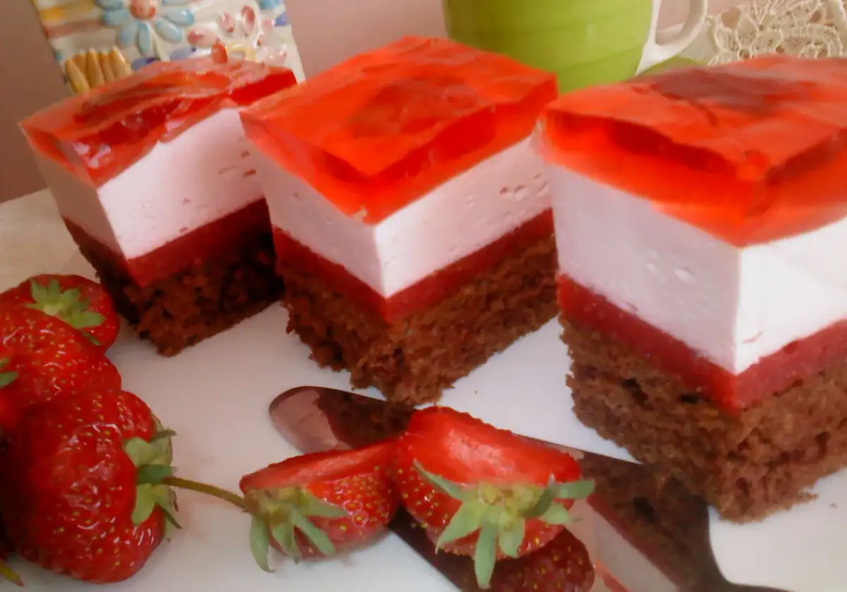 Przepis na ciasto z musem truskawkowym i bitą śmietaną, które zachwyci