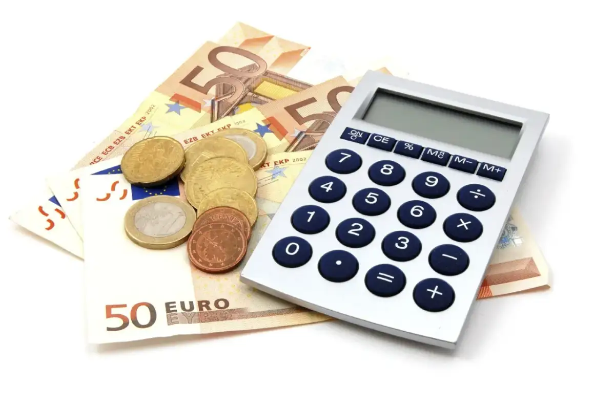 Euro to waluta w Niemczech. Na zdjęciu banknoty 50 euro, monety i kalkulator.