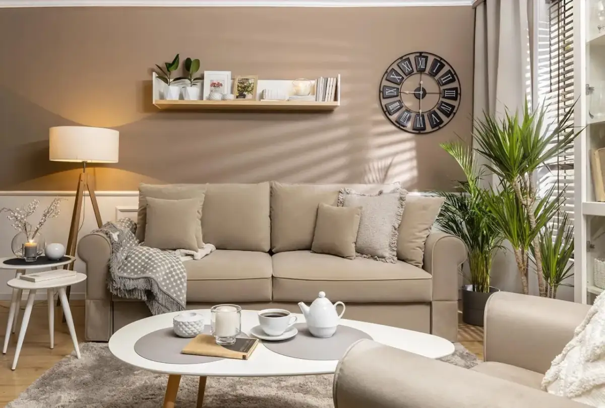 Jakie poduszki do beżowej kanapy, aby stworzyć harmonijną aranżację?