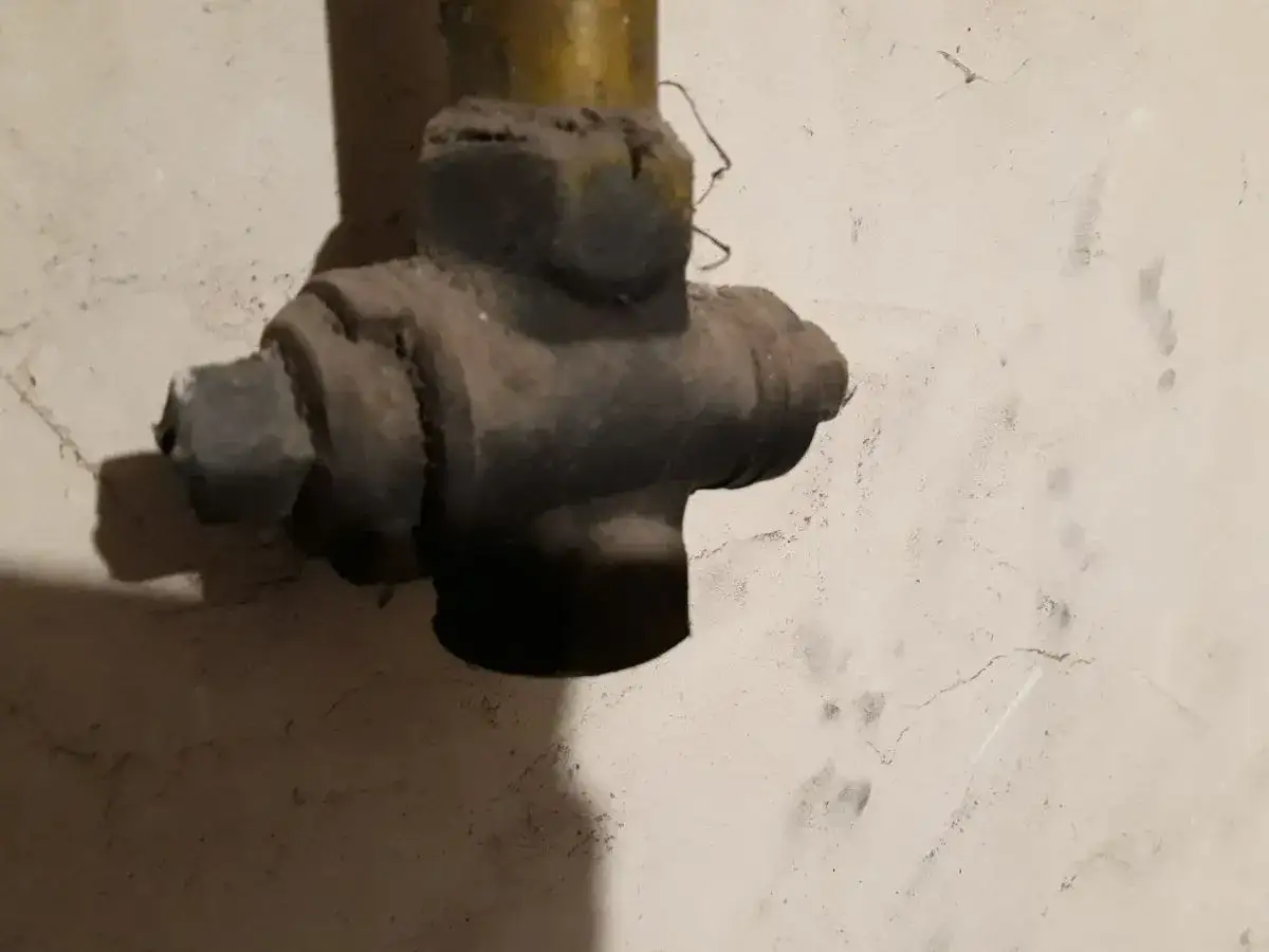 Jak zakręcić zawór gazu w mieszkaniu, aby uniknąć zagrożeń?